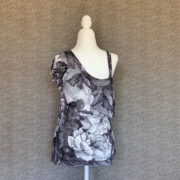 🖤 Asymmetrical Shoulder Top with B&W Print 🖤 - Picture 4 of 4